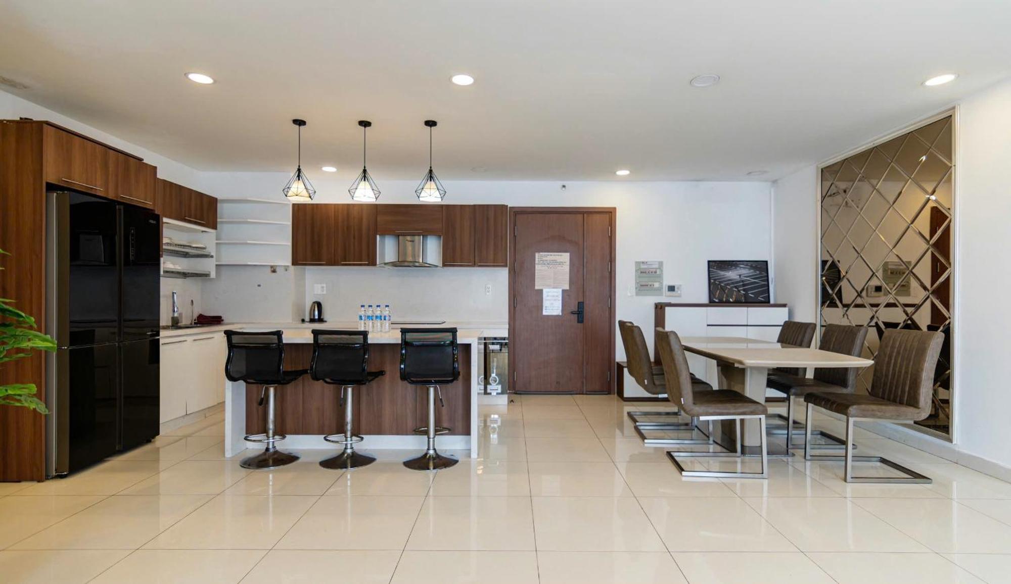 Apartment Spacious 4br Apat At Saigon Centre With Pool, Supermarket, View Ho Chi Minh City